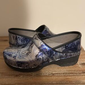 Stylish Blue Paisley Women's Clogs